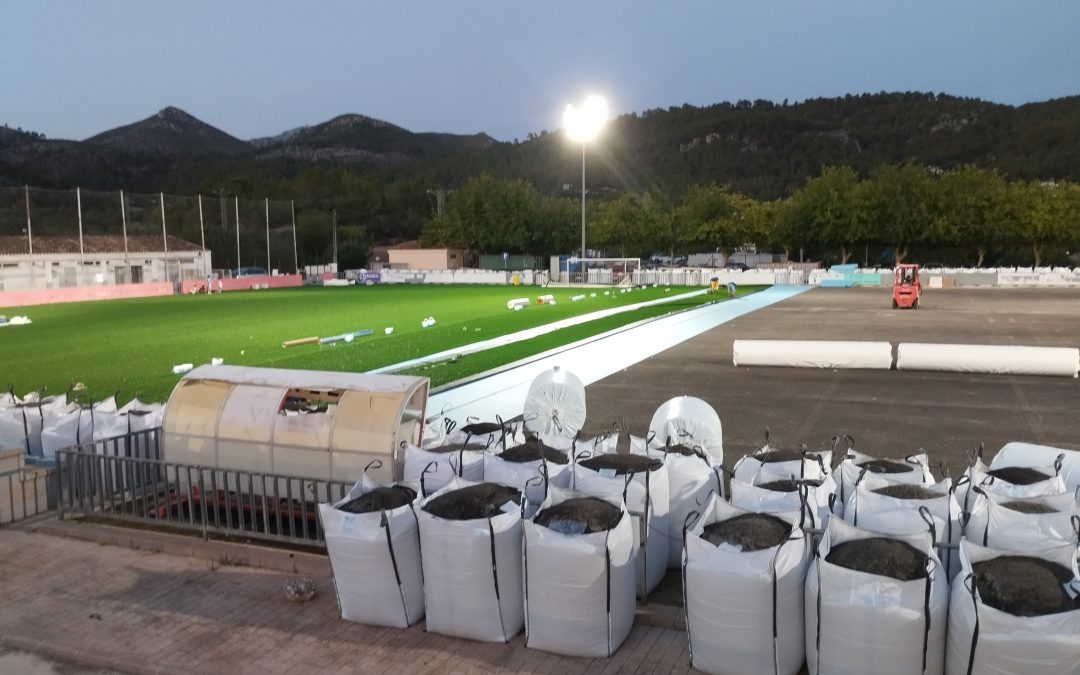 Cambio de césped en el  Polideportivo Melisa Nicolau, S’Arracó