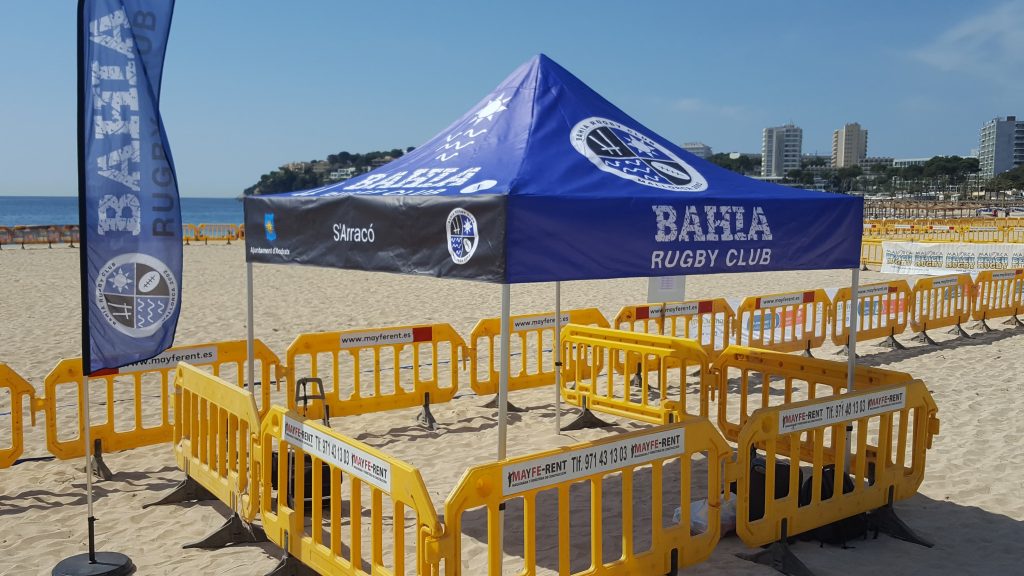 Carpa del Bahía Rugby Club en la playa