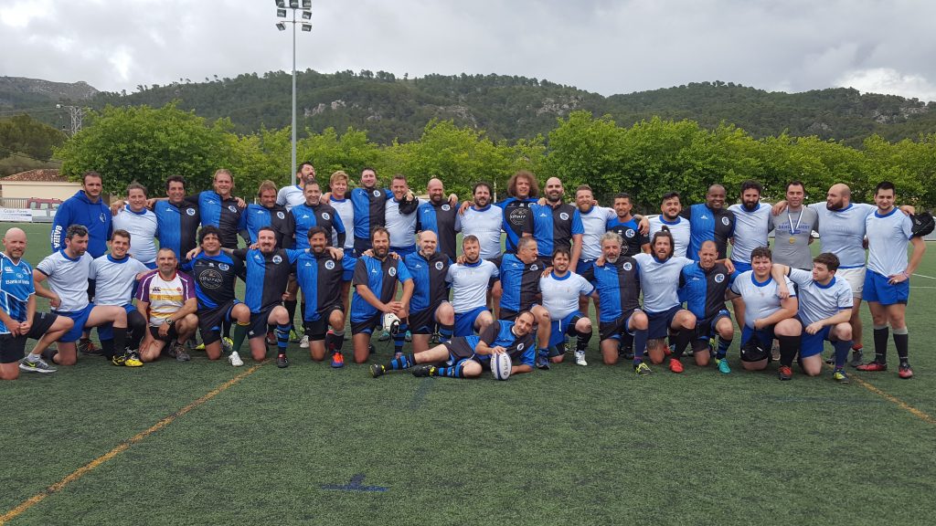 Foto de familia de dos equipos tras el partido