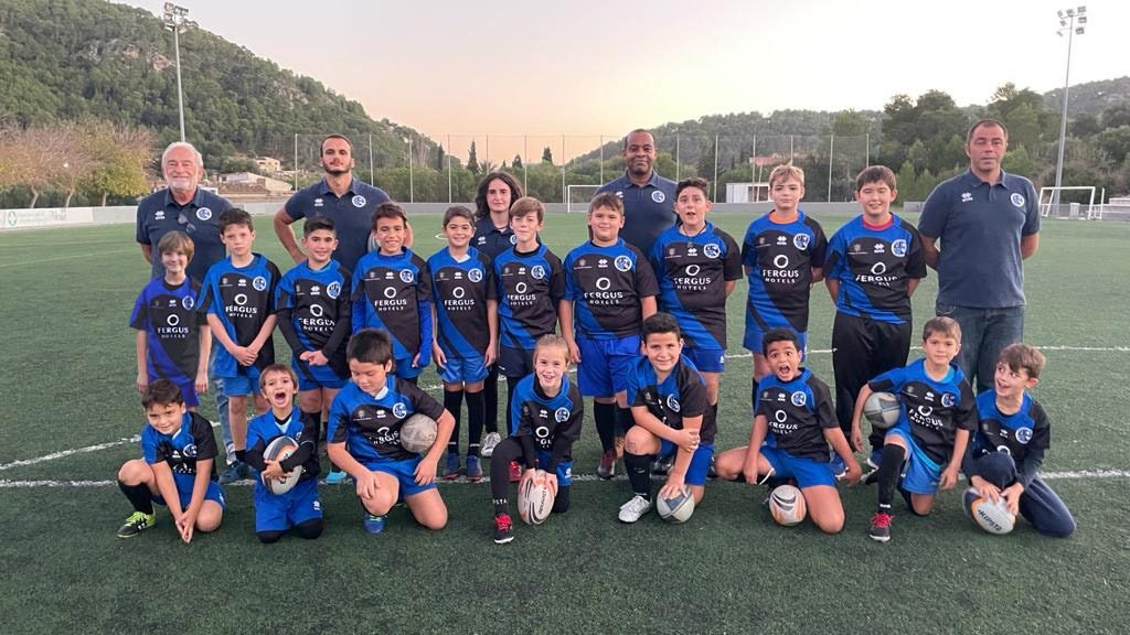 Jóvenes jugadores con sus medallas