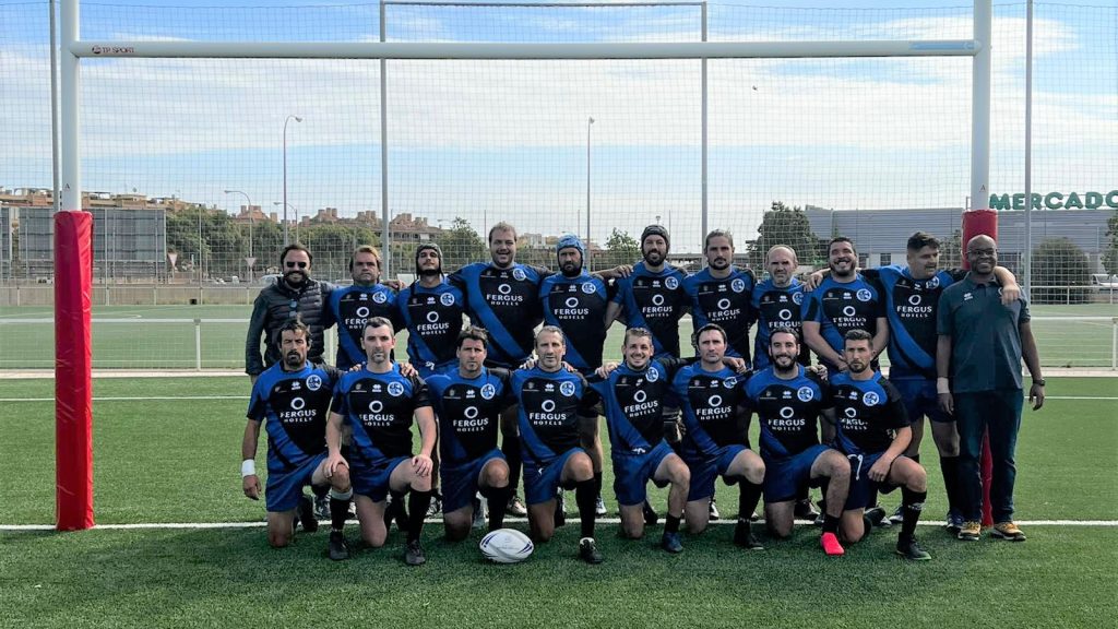 Foto de equipo senior en el campo